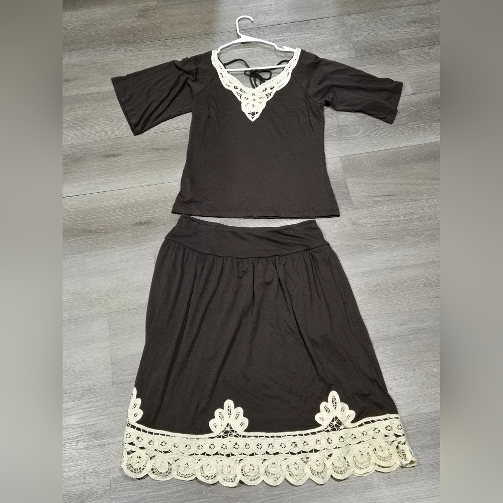 Chic Black and Cream Lace Skirt Set